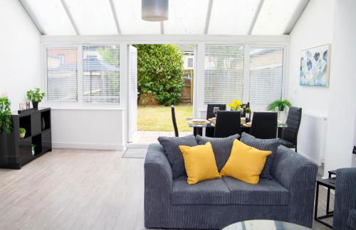 Lavish 4-Bedrooms with Modern Home Features - Guest 8 - Hi-Speed Wi-Fi - Luxury Garden - Private Ample Parking - Foto 20