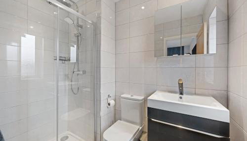 High-Spec Home, Office, SkyTV - for Families, Relocators & Contractors - Foto 5, Shower