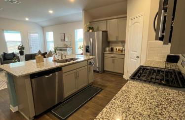 New 4BR Walk to Community Pool & Playground - Foto 39