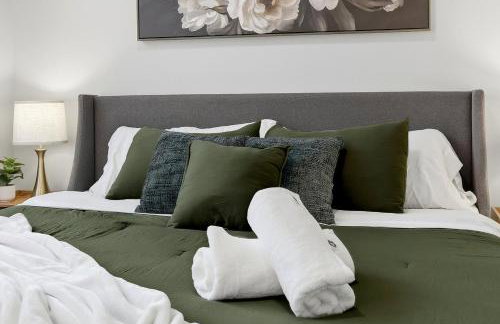 Edgewater Apt with Free Parking Gym Modern Living - Photo 21