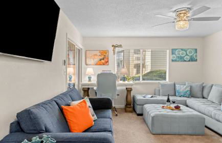 Steps from the Sand Bright Coastal Stay w Pool Access Coastal Hideaway by AvantStay - Foto 6