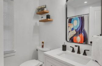 Fully Furnished Bungalow with Deck Near City Center - Foto 9