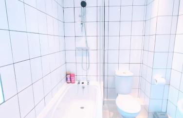 Crystal House Flat 3 - free private parking - metro - Foto 22