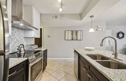 SPECTACULAR, NEW Professional Decor, Near Dis, NO Steps, Pool, Patio, LOW Rates! - Foto 128