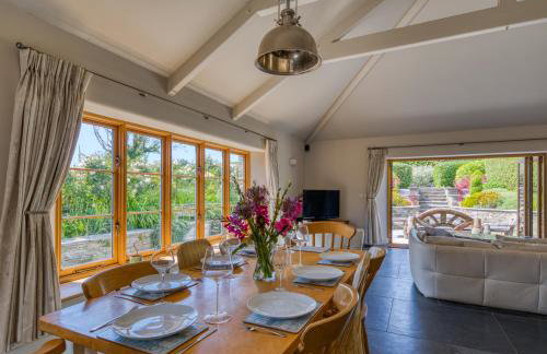 Putsborough Manor 3 Self Catering Cottages with Beach a short walk, dog friendly all year, On site Tennis, Play Area, Paddock, Spa baths, BBQ, Private Gardens, Superfast WIFI - Photo 10