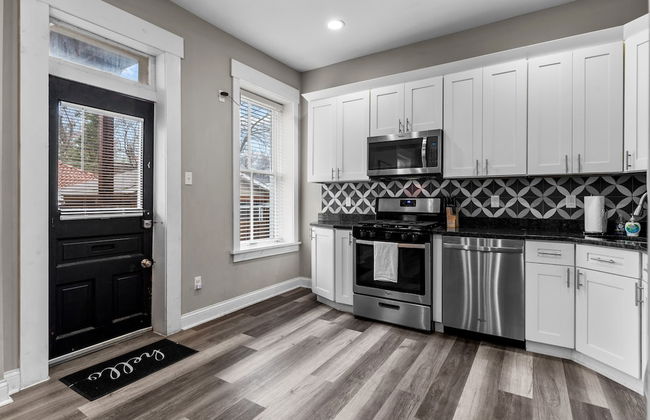 Designer Home in Shaw Right Side - JZ Vacation Rentals - Photo 18