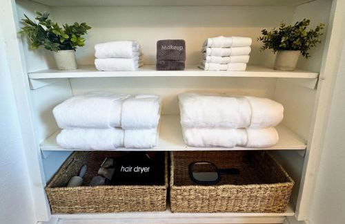 A Calm, Stylish Retreat - Steps to Lake, Downtown, and Surf District - Foto 16