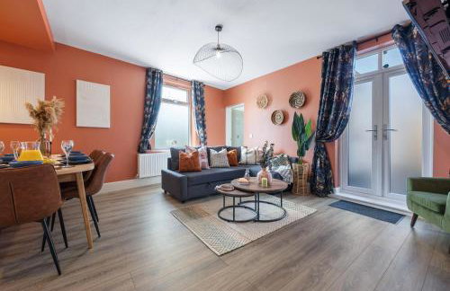 4-Bedroom Stunning Luxe, Spacious & Stylish Design House Bolton, Sleeps 11, with Parking Central Bolton, Links to Manchester, Pet-Friendly, Best For Groups! WORK CONTRACTORS SPECIAL OFFER! - by Blue Puffin Stays - Foto 11