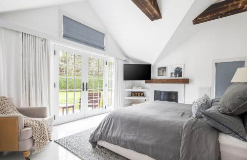 Bridgehaven Estate by Rove Travel - Luxe Home with Pool - Photo 3