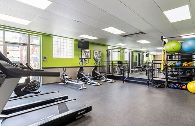 Inviting Weekend Getaway in Clayton With Pool - Foto 12