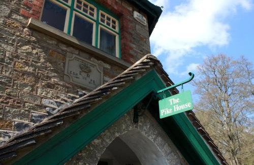 Historic Pike House with Beautiful Garden - Photo 16