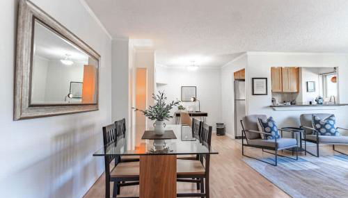 Vibrant Downtown, King Bed, Work Desk & Kitchen - Photo 3