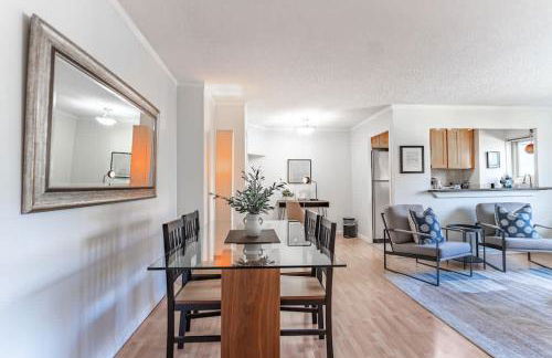 Vibrant Downtown, King Bed, Work Desk & Kitchen - Foto 3