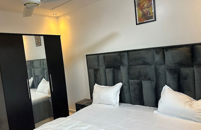 Luxe Apt #4the Retreat Apartments - Photo 2