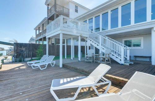 Waterfront Home with Deck and Pool in City-by-the-Sea - Foto 31