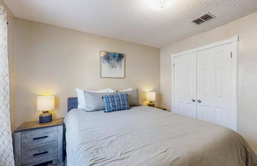 Spacious and quiet home with private patio & enclosed yard - Foto 13