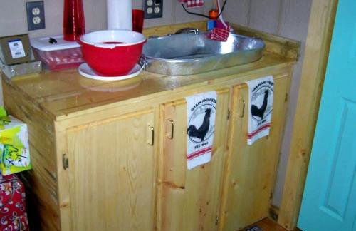 Cozy Backstage Tiny House Near Old Hickory Lake – Pet-Friendly, Private Deck, Breakfast Included - Photo 3