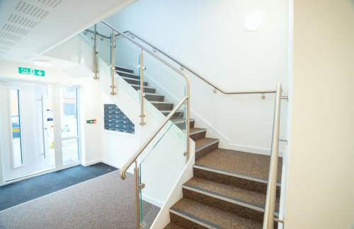 2 Bed Stylish Stay - By Holiday homes - Foto 9