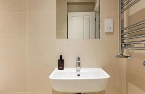 New! Bright 2BR Flat with Patio - Foto 17