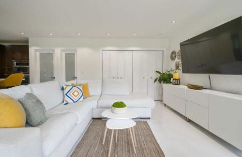 Boho House - Stylist Home with Parking and large Yard - Foto 7