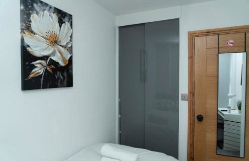 4 Bed Failsworth Home - 3 Bathrooms - Free Parking - Ideal For Contractors & Families - FREE 1 HR EARLY CHECK-IN OR 1 HR LATE CHECK-OUT FOR 2 NIGHT STAY BOOKINGS UNTIL THE END OF MAY - Foto 15