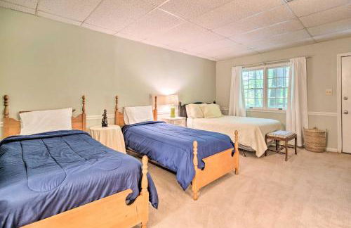 Deck with Fireplace Pet-Friendly Lake Lure Retreat - Foto 27