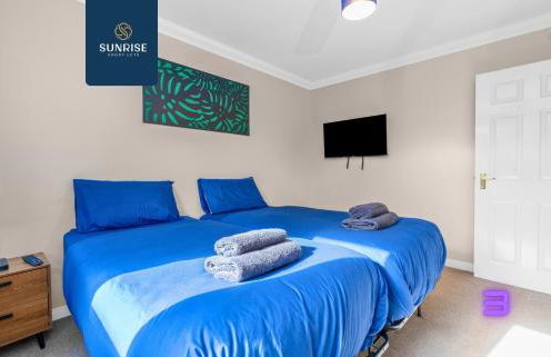 Muirton House 2 - INVOICE and REDUCED PRICE only via SUNRISE SHORT LETS DUNDEE, SLEEPS 8 has 4 Twin Bedrooms with 4 Car Parking, 2 Baths, 5 Smart TV, Fully Equipped, Garden, Free WiFi, and ONLY 9 Mins to STANNERGATE Ports - Foto 27