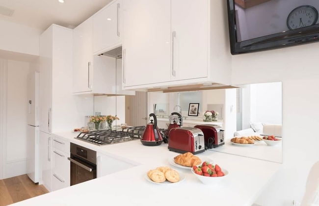 Fulham 2-bed Apt w/ South Terrace Near Tube - Photo 11