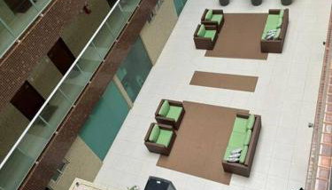 Flat com sacada na quadra do mar - Foto 3