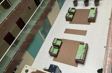 Flat com sacada na quadra do mar - Foto 3