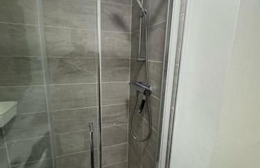 #53 Stylish 4 Bed Home 2 Full 1 Half Bath Free Parking - Foto 9