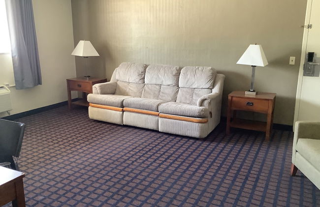 Silver Spur Vintage Inn & Suites - Photo 40