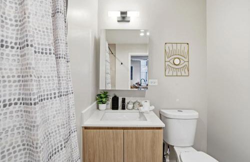 Edgewater Apt with Free Parking Gym Modern Living - Photo 19