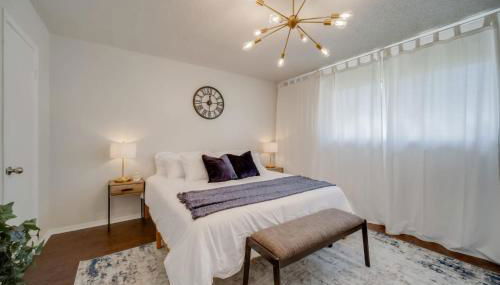 Stunning 4BR 2BA Hot Tub Cozy Holiday Home in Plano - Photo 4