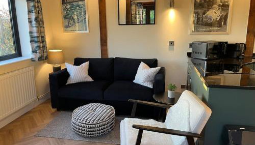 The Acorn Goodwood luxury lodge house 10 minute walk from Goodwood Festival of Speed - Foto 4