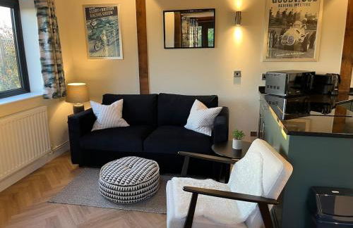 The Acorn Goodwood luxury lodge house 10 minute walk from Goodwood Festival of Speed - Foto 4