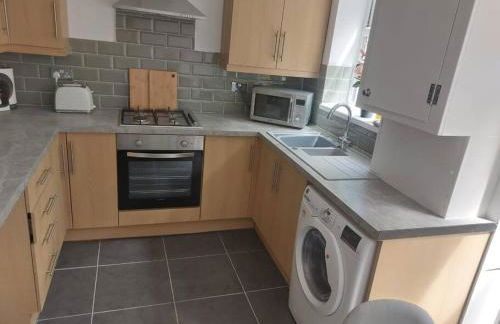 Charming 2 BedRoom Tredegar Gem. Sleeps 4 - Photo 11