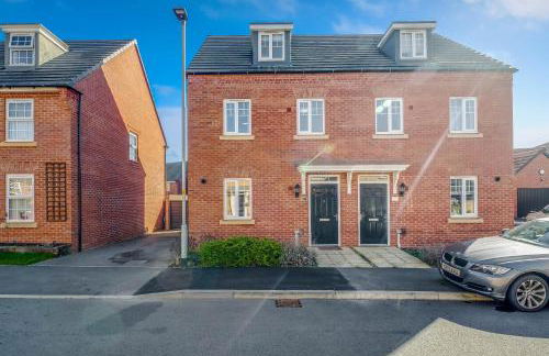 Beautiful and comfortable home away from home with free parking, fast wifi and white crisp hotel standard linen hosted by Our Home Short Stays - Photo 38