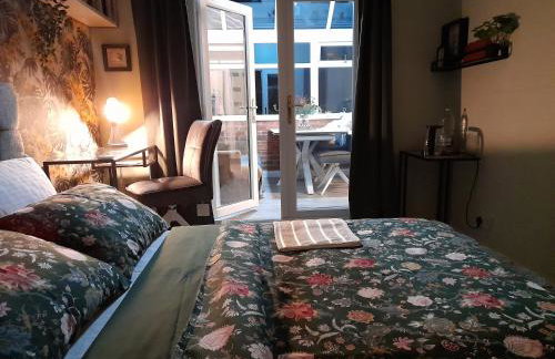 Cosy and Private with 55"TV and Dedicated Toilet Shower Space - Foto 12