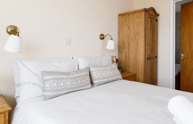 Sunny Seafront Chalet - Sleeps 6 - Photo 25