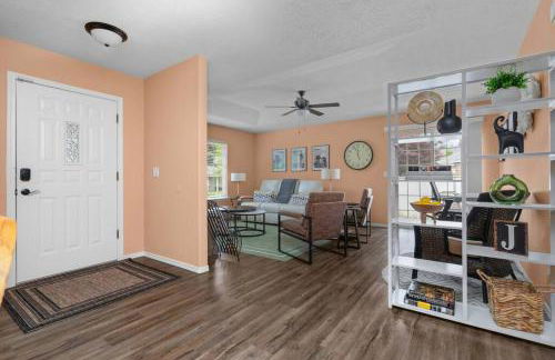 Solar Half-Plex with Chic Style in Country Glen - Foto 37