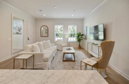 Seabreeze Haven 6 - Steps to Beach, Pet-Friendly, Pool, Fast WiFi - Photo 1