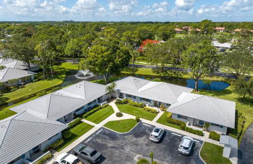 Luxurious Golf Retreat Villa in PGA National! - Photo 37