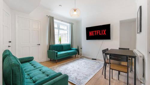 4BR House By Astra Residences Short Lets & Serviced Accommodation Stanley With Free Parking & Instant Booking - Foto 2