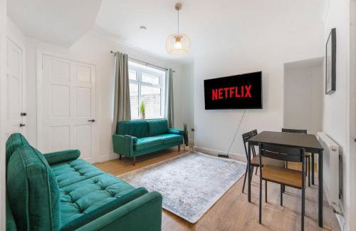 4BR House By Astra Residences Short Lets & Serviced Accommodation Stanley With Free Parking & Instant Booking - Foto 2