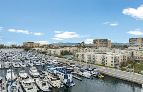 Serenity Over the Sails - A 2-Bedroom Escape w Stunning Marina Views - Foto 37