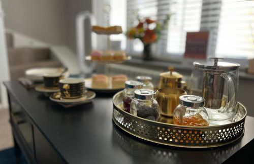 The Tower, 1 bed 1850's Tiny House - Foto 14