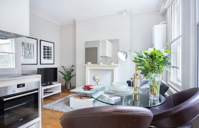 One Bed Serviced Apts near Oxford Street - Photo 6