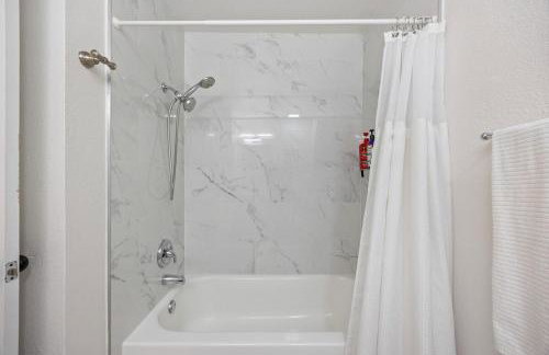 Modern Downtown Escape Sleeps 10 - Foto 15