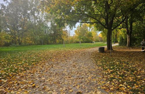 Quiet & Modern Studio near Tram & River Lech - Foto 10